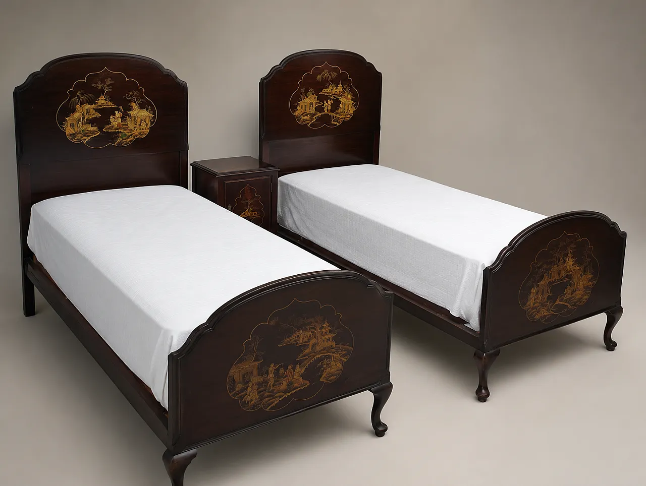 Queen Anne mahogany chinoiserie bedroom, 5 Pieces, 19th century 2