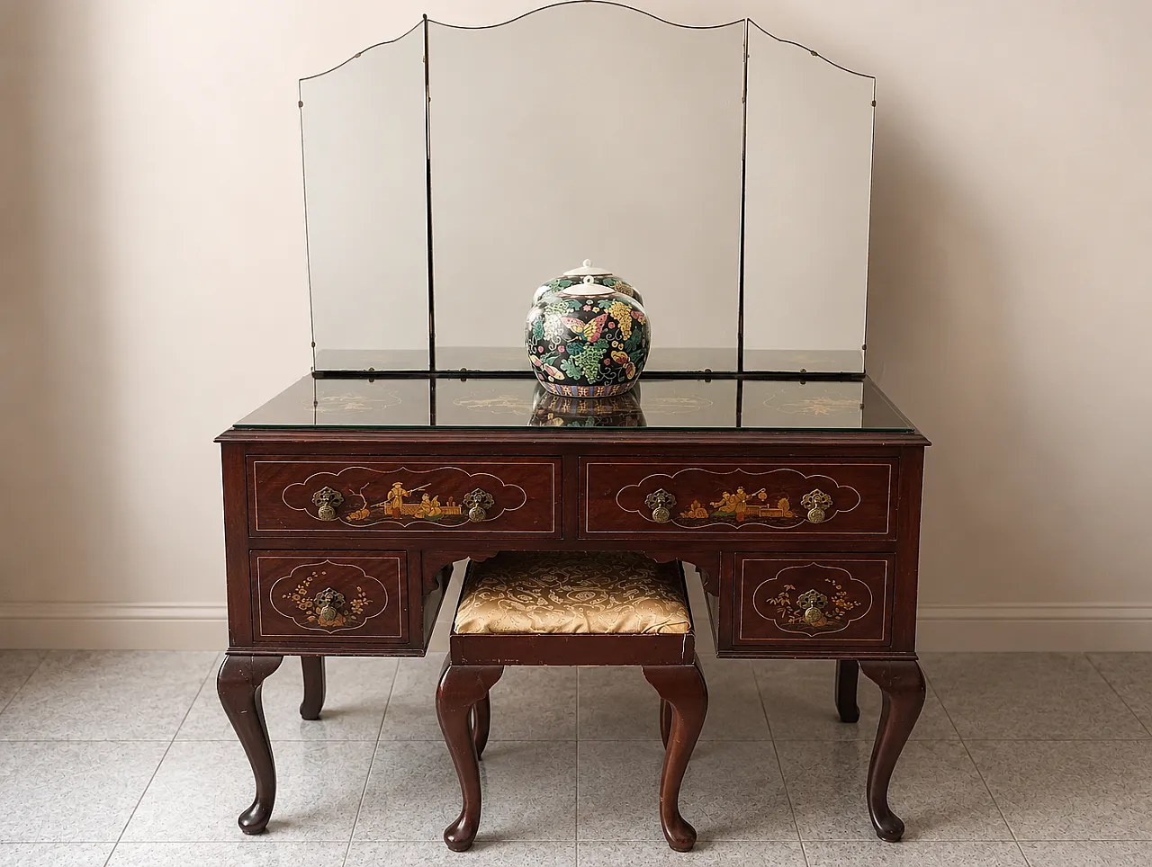 Queen Anne mahogany chinoiserie bedroom, 5 Pieces, 19th century 3