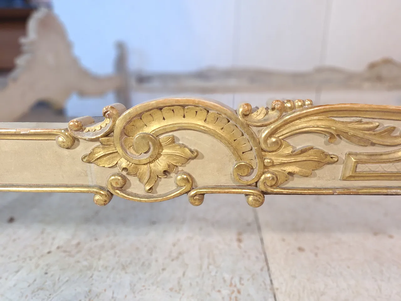 Letto stile Rococò in legno scolpito laccato e dorato, anni '50 1