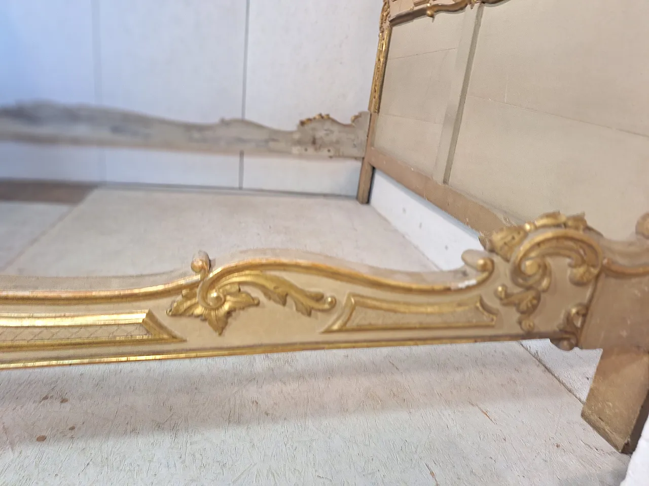 Letto stile Rococò in legno scolpito laccato e dorato, anni '50 2