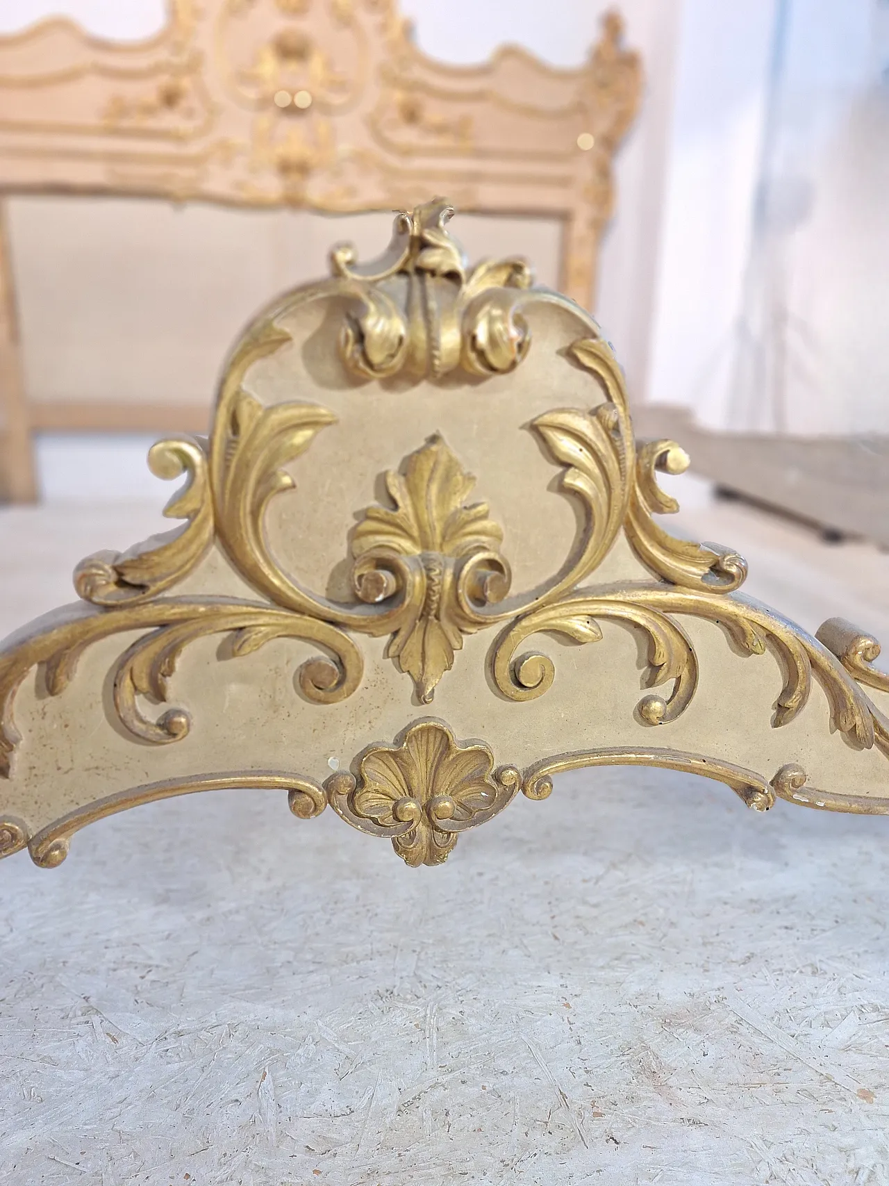 Letto stile Rococò in legno scolpito laccato e dorato, anni '50 4