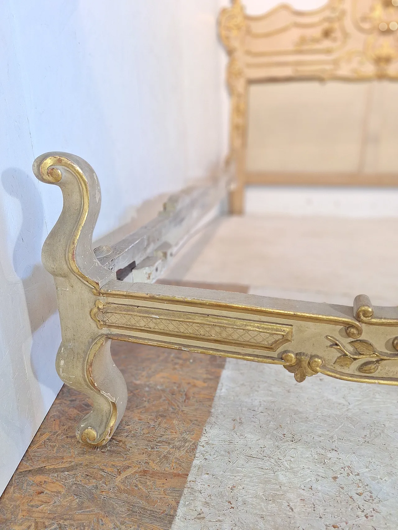 Letto stile Rococò in legno scolpito laccato e dorato, anni '50 5