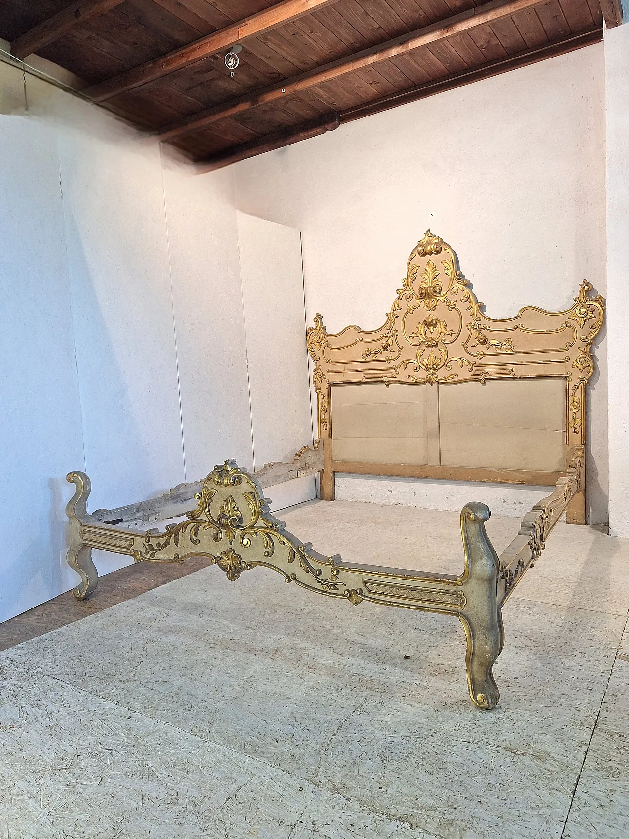 Letto stile Rococò in legno scolpito laccato e dorato, anni '50 6