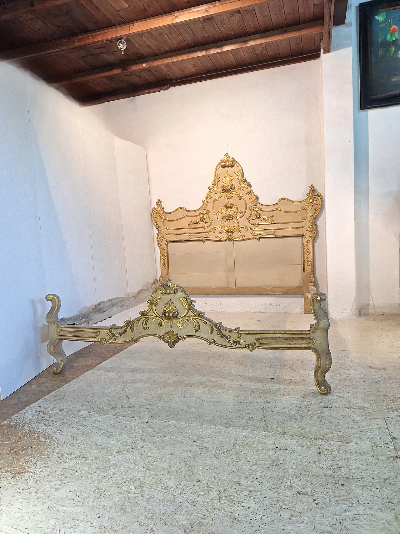 Letto stile Rococò in legno scolpito laccato e dorato, anni '50 7