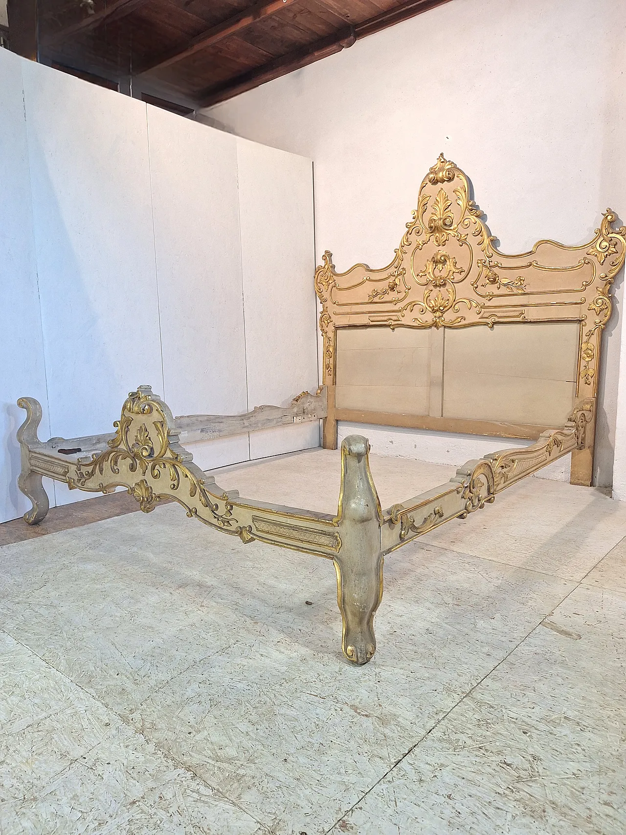 Letto stile Rococò in legno scolpito laccato e dorato, anni '50 8