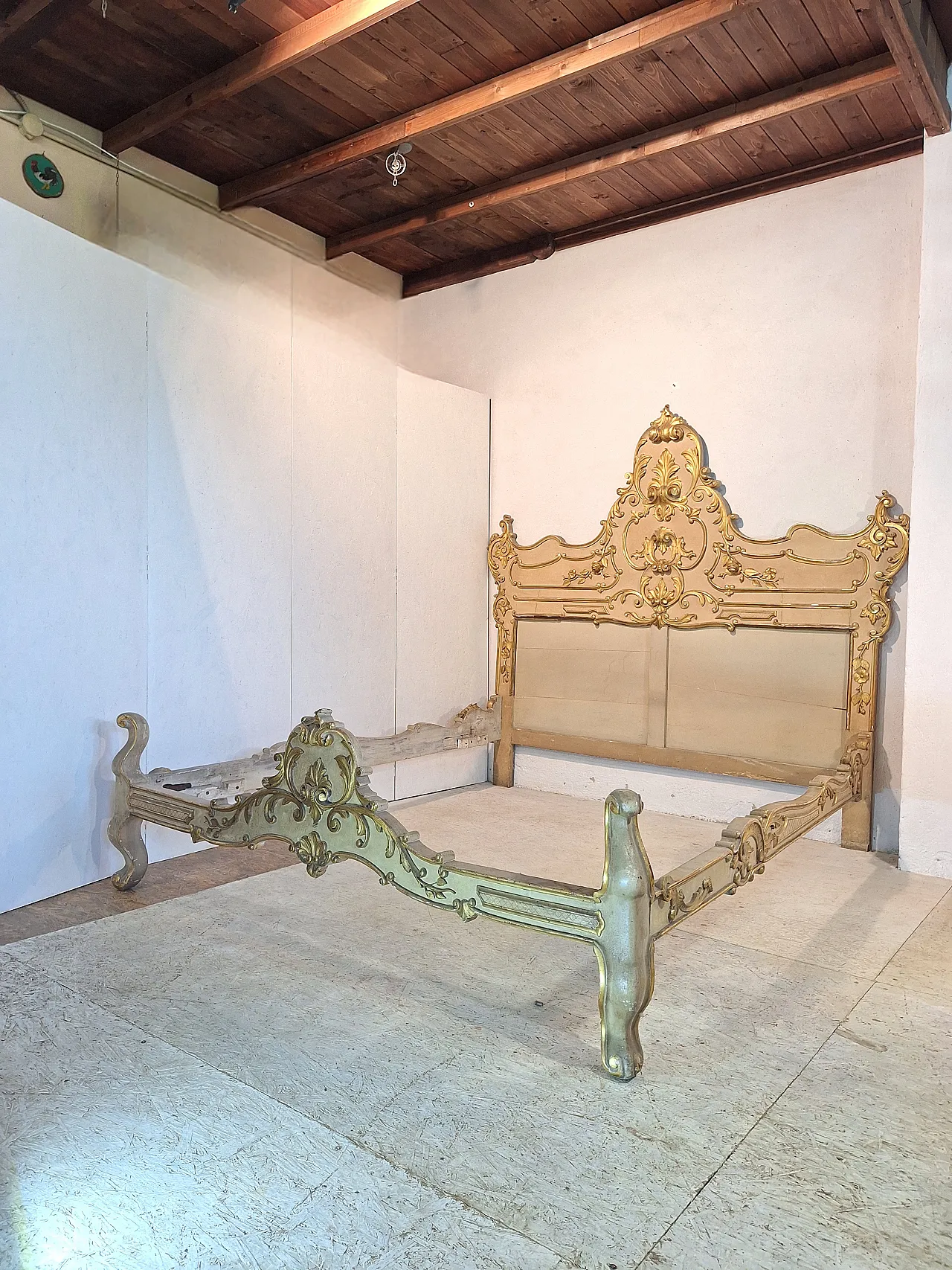 Letto stile Rococò in legno scolpito laccato e dorato, anni '50 9