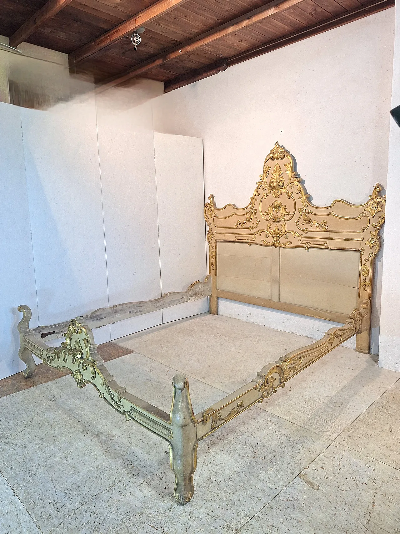 Letto stile Rococò in legno scolpito laccato e dorato, anni '50 10