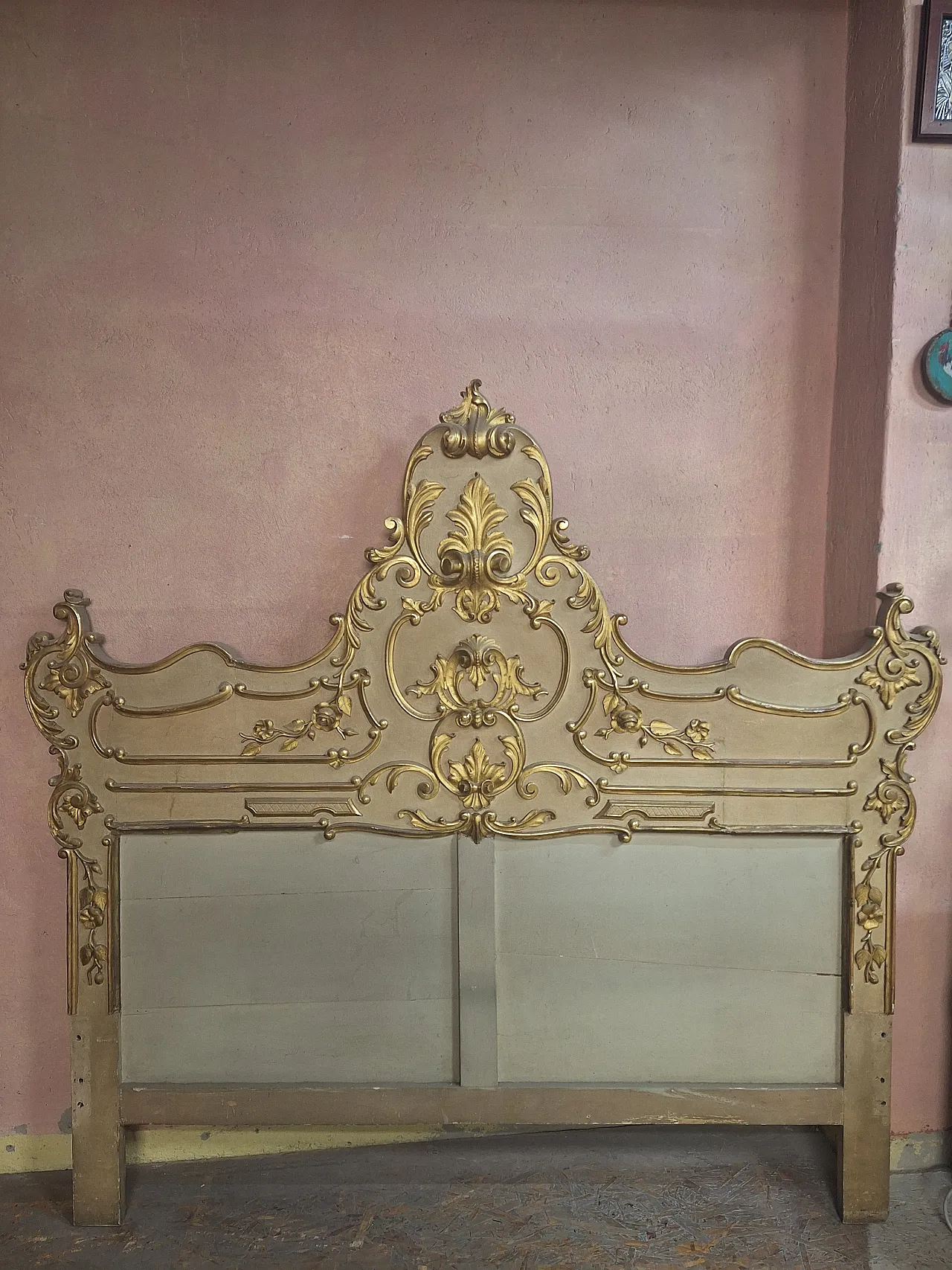 Letto stile Rococò in legno scolpito laccato e dorato, anni '50 12