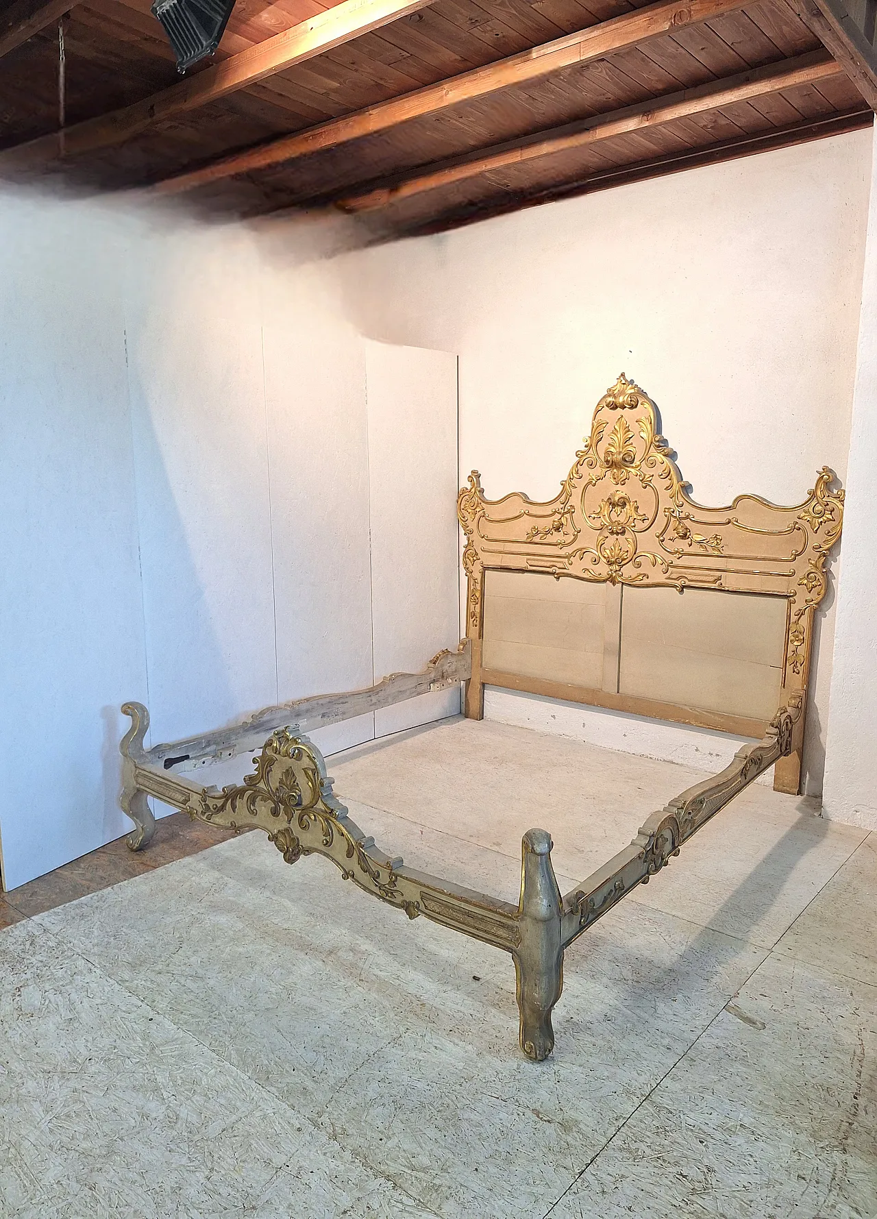 Letto stile Rococò in legno scolpito laccato e dorato, anni '50 14