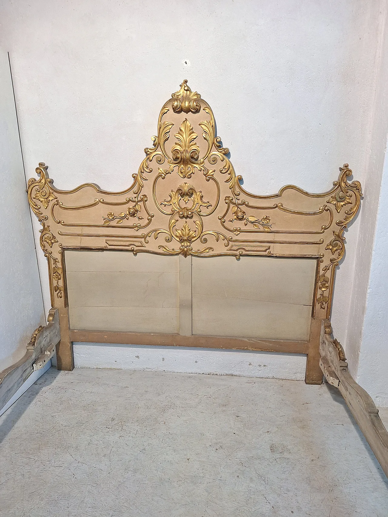Letto stile Rococò in legno scolpito laccato e dorato, anni '50 15