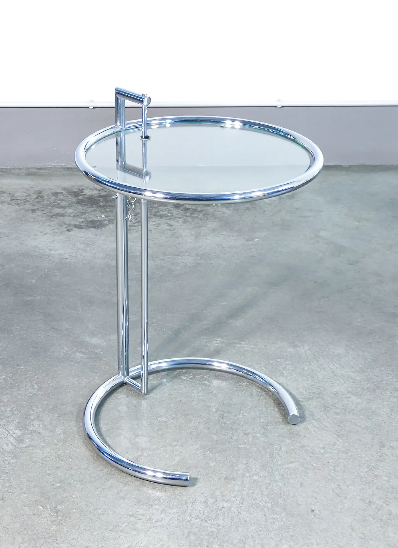 Tavolino in metallo cromato e vetro E-1027 di Eileen GRAY, fine '900 1