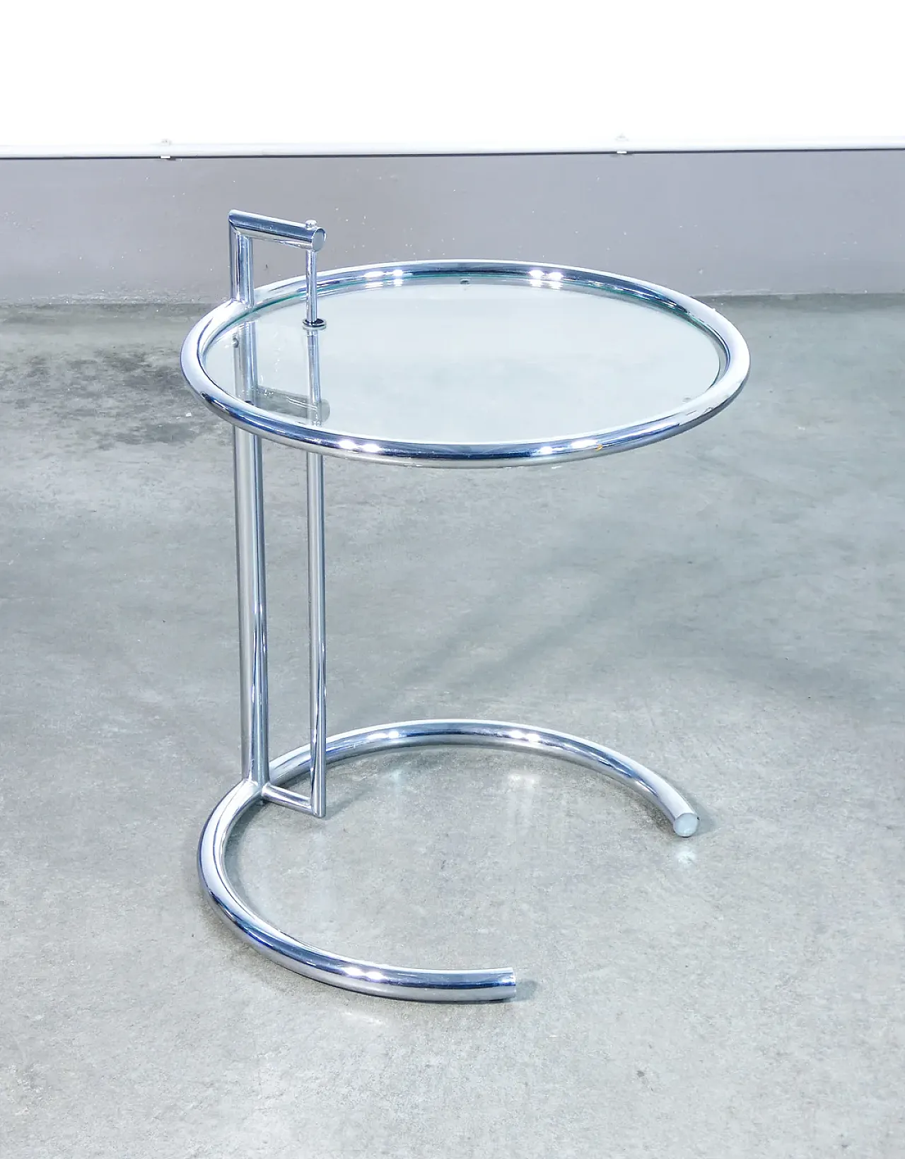 Tavolino in metallo cromato e vetro E-1027 di Eileen GRAY, fine '900 2