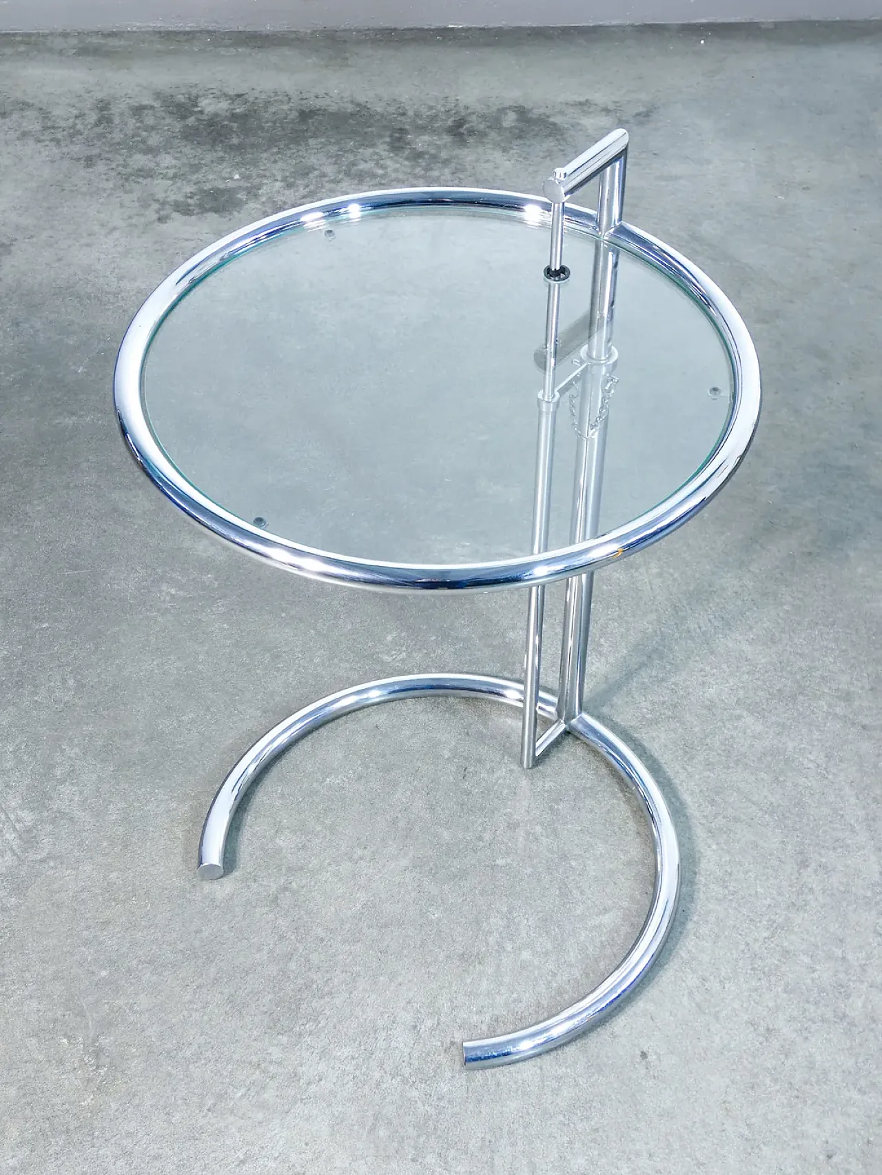 Tavolino in metallo cromato e vetro E-1027 di Eileen GRAY, fine '900 3