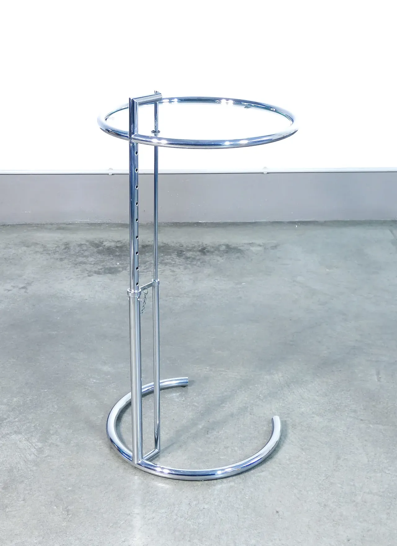 Tavolino in metallo cromato e vetro E-1027 di Eileen GRAY, fine '900 6