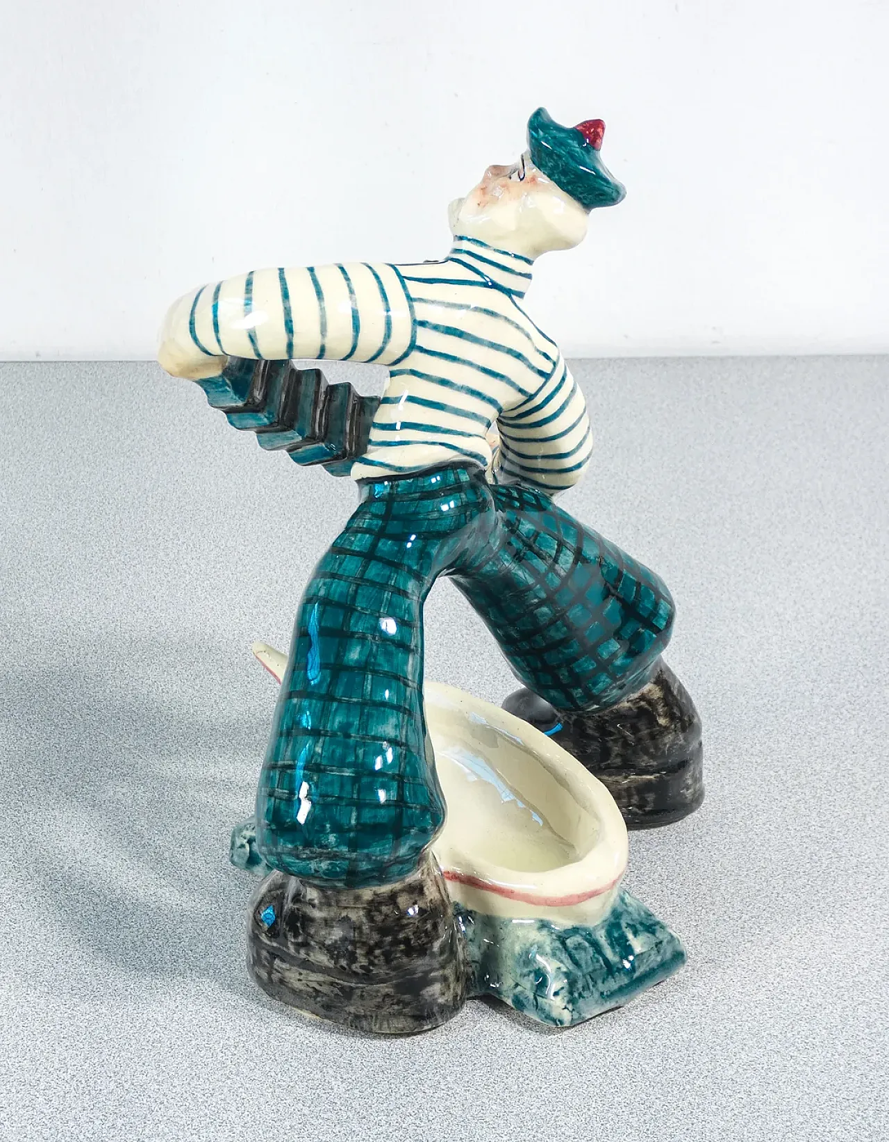 Marinaio con fisarmonica in ceramica, anni '50 6