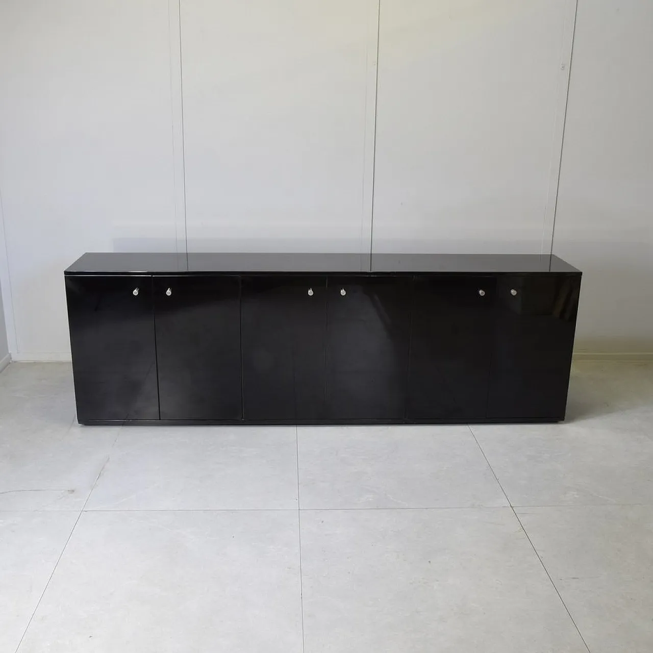 Credenza laccata a sei ante di Eugenio Gerli per Tecno, anni '60 3