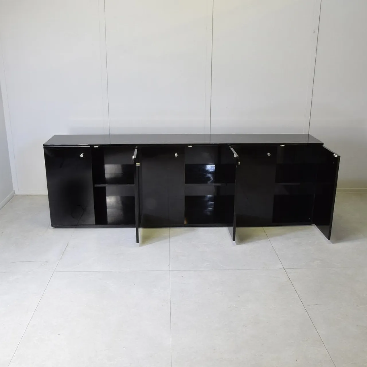 Credenza laccata a sei ante di Eugenio Gerli per Tecno, anni '60 4