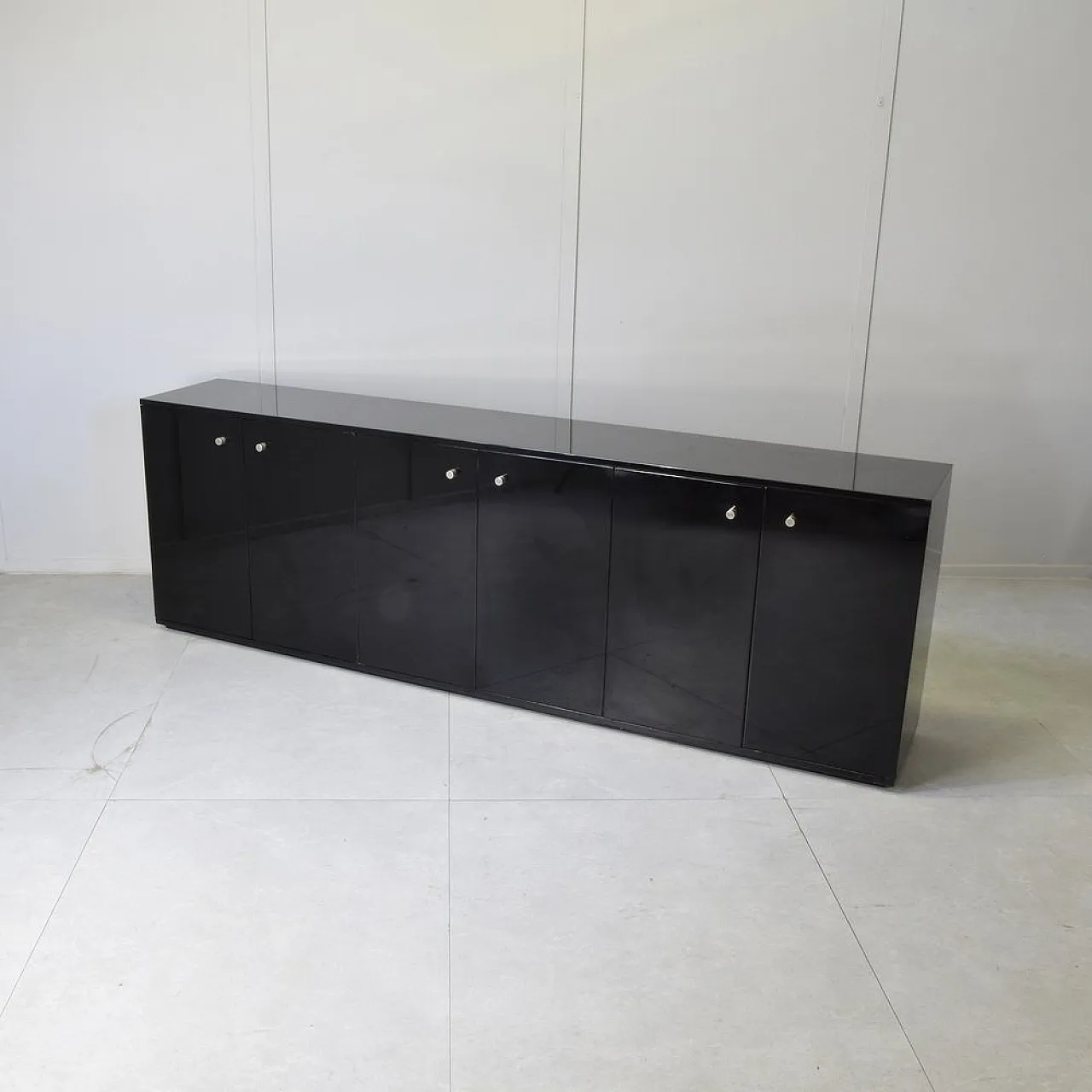 Credenza laccata a sei ante di Eugenio Gerli per Tecno, anni '60 11