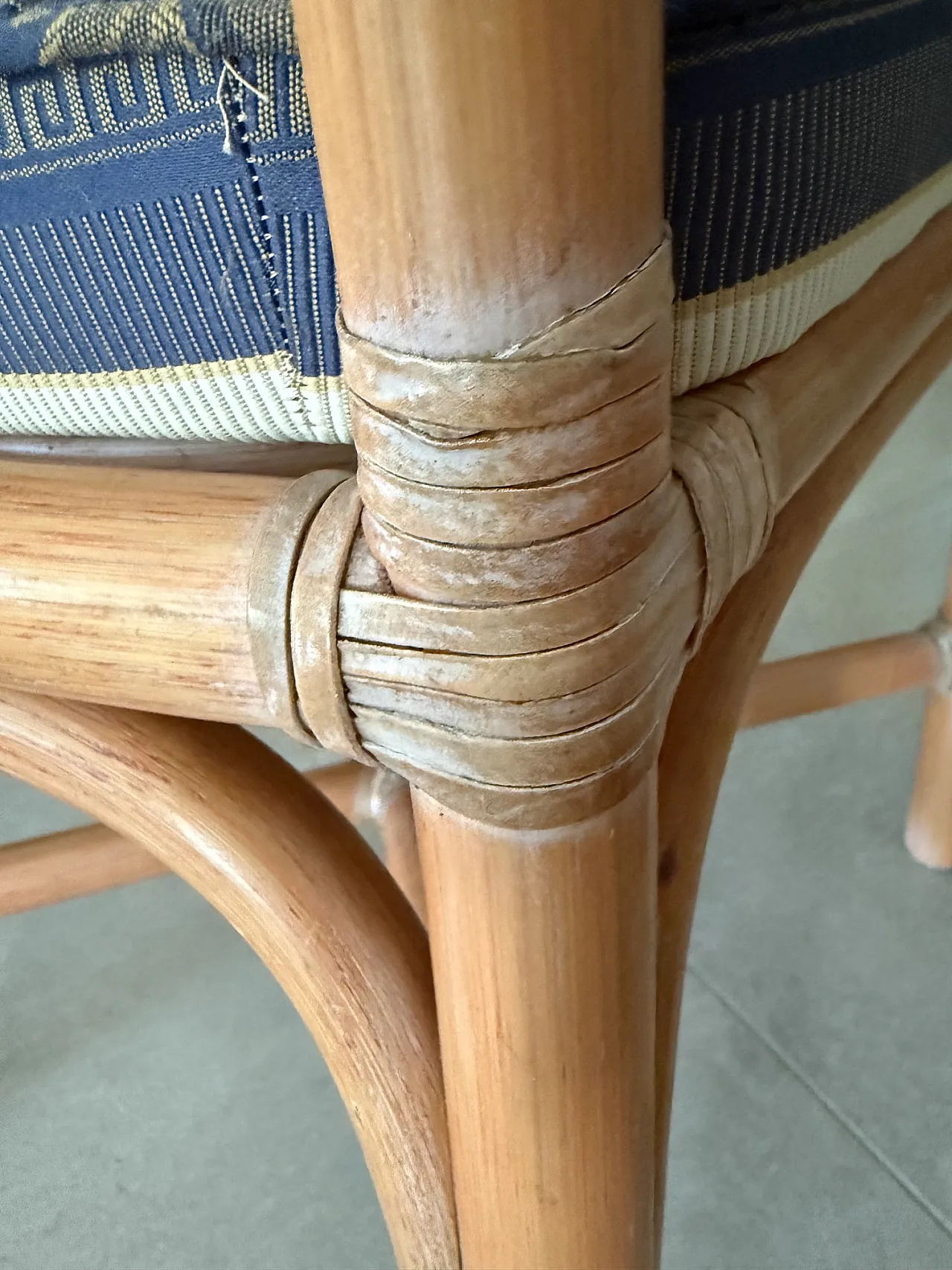 Round extendable table and 4 chairs by Lyda Levi  for McGuire, 80s 4