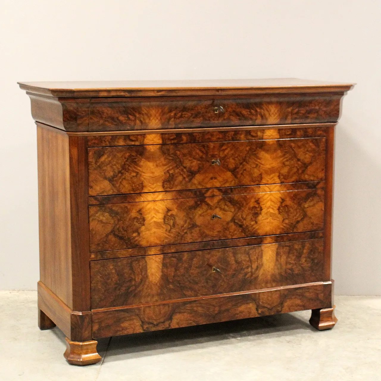 Louis Philippe chest of drawers in 19th century walnut 2