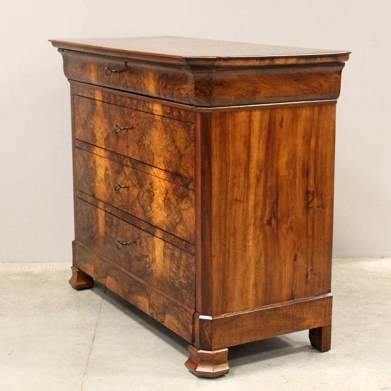 Louis Philippe chest of drawers in 19th century walnut 3