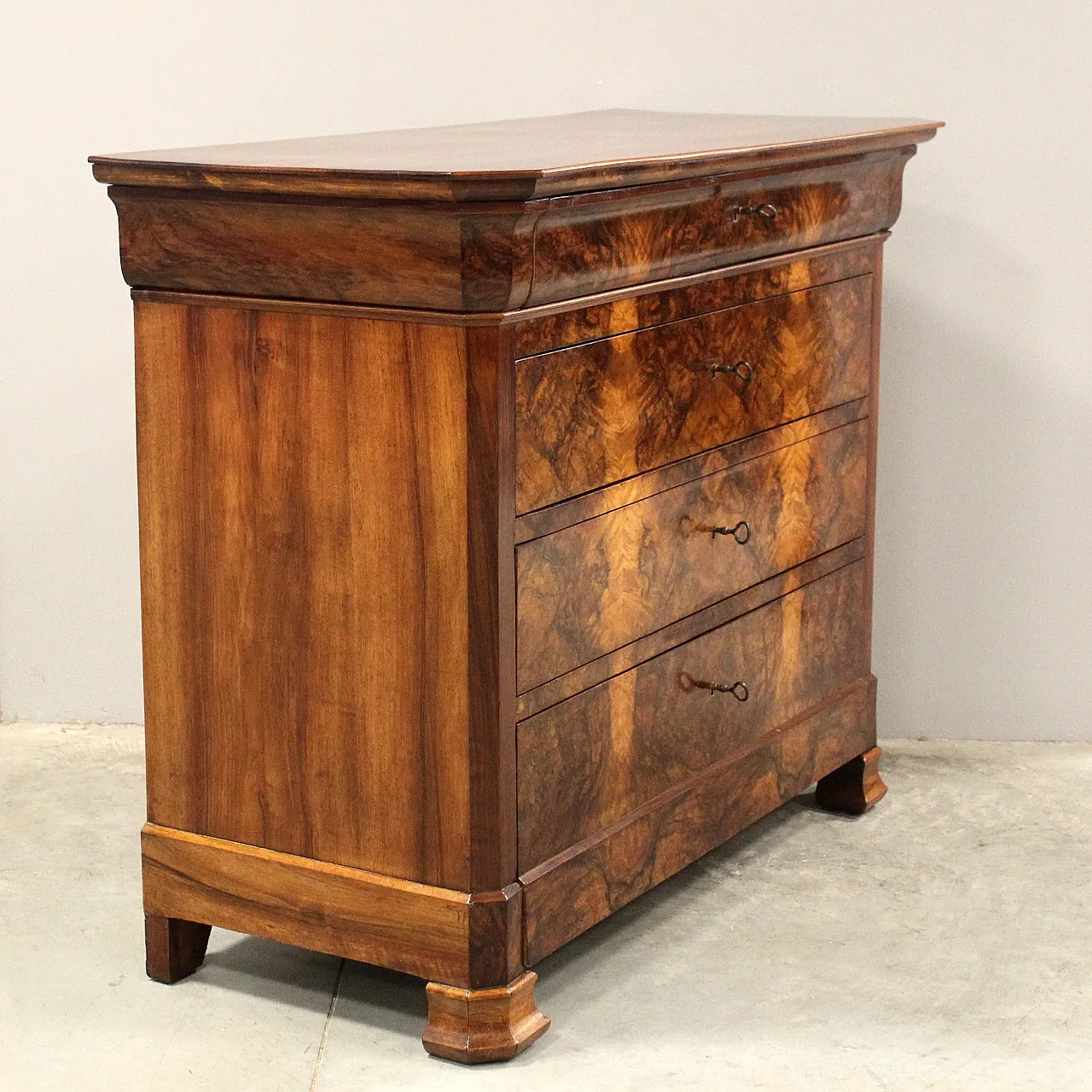 Louis Philippe chest of drawers in 19th century walnut 4