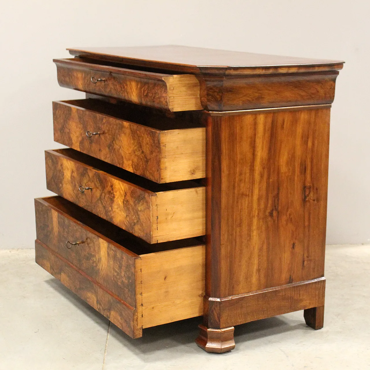 Louis Philippe chest of drawers in 19th century walnut 5