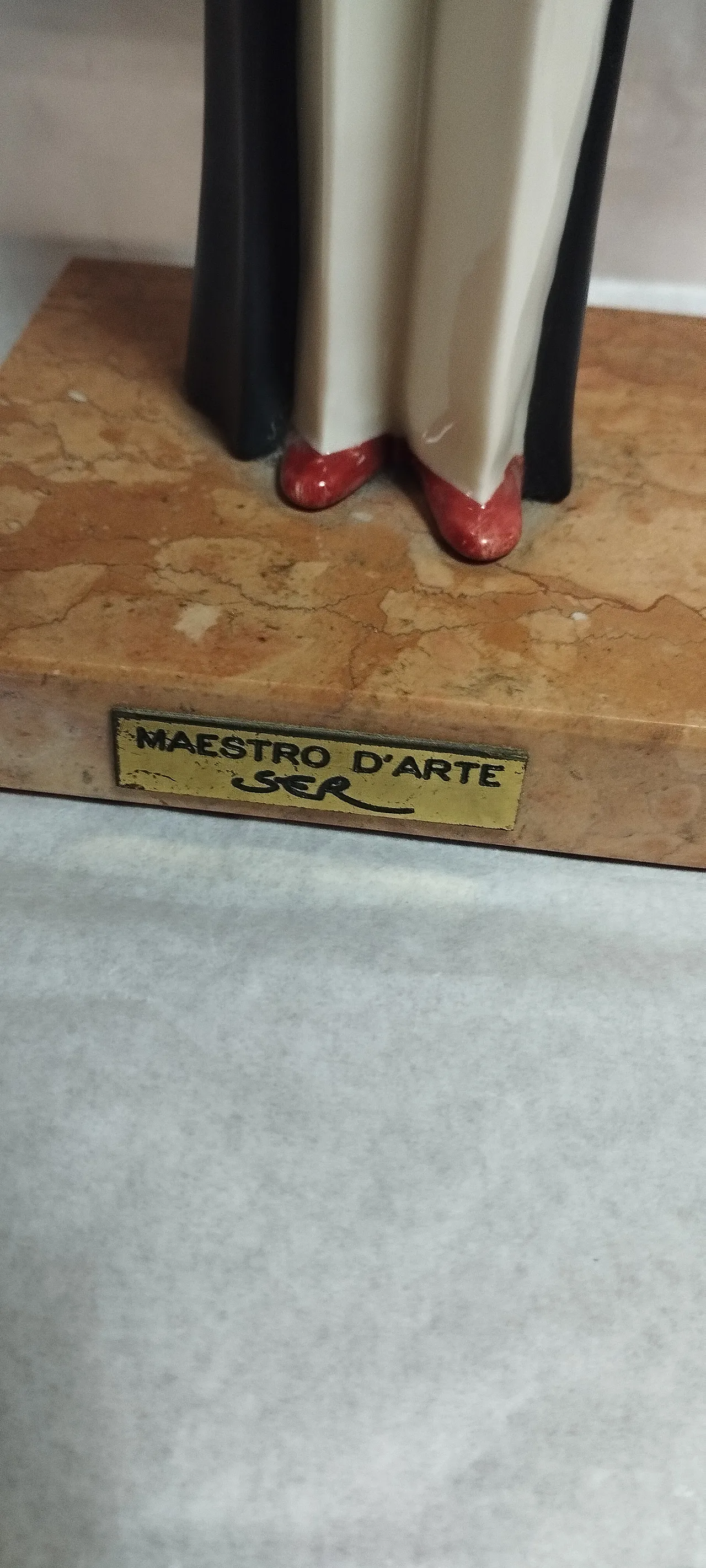 Scultura in ceramica di uomo elegante firmata SER, anni 2000 6