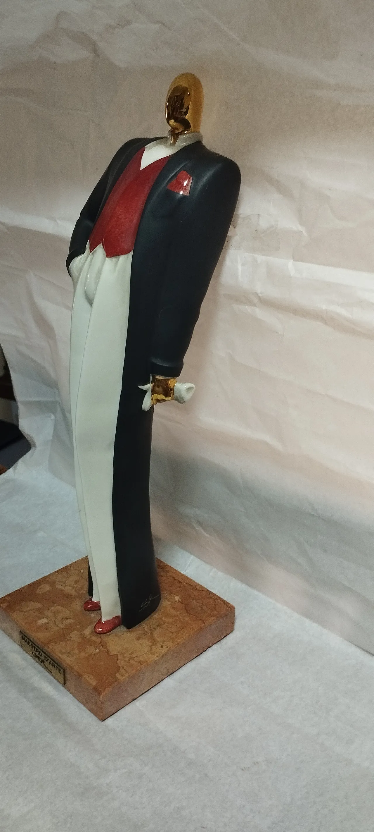Scultura in ceramica di uomo elegante firmata SER, anni 2000 8