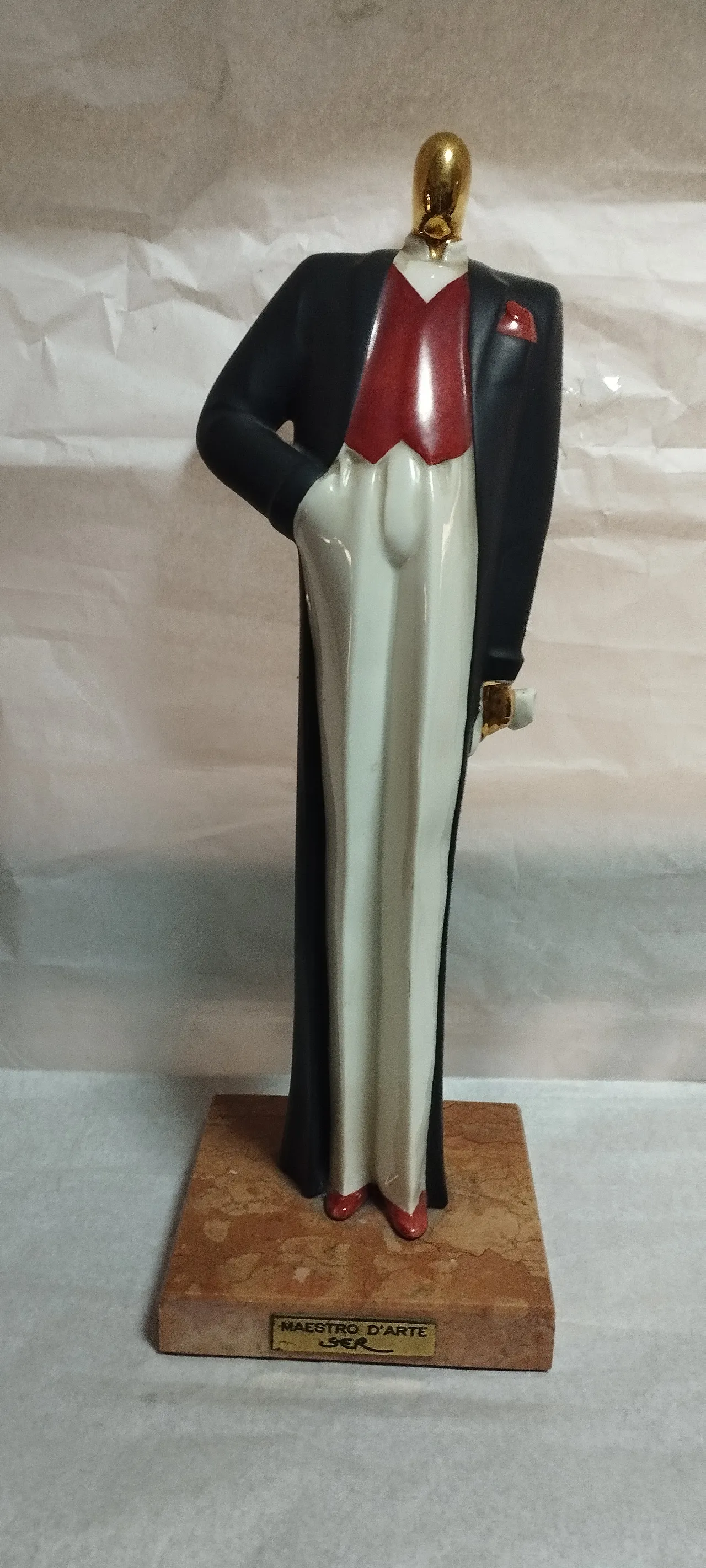 Scultura in ceramica di uomo elegante firmata SER, anni 2000 9