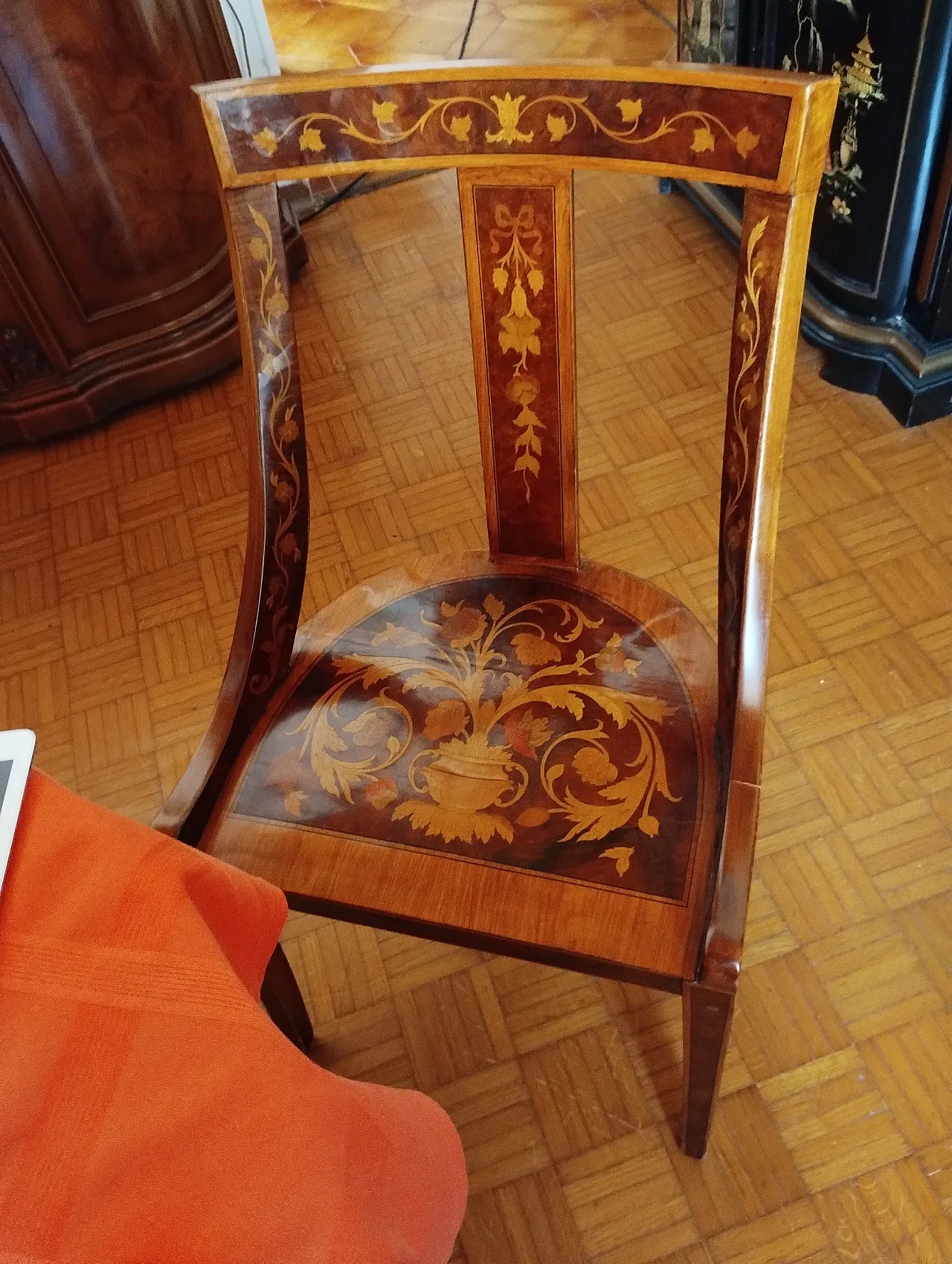 12 sedie in legno intarsiato, anni '80 15