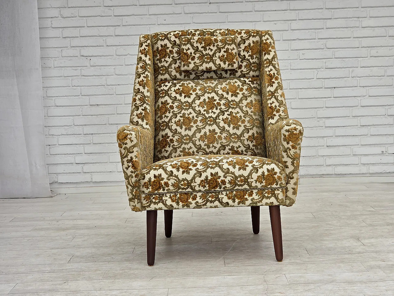 Anni '70, poltrona danese con schienale alto, tessuto per mobili, legno di teak. 1