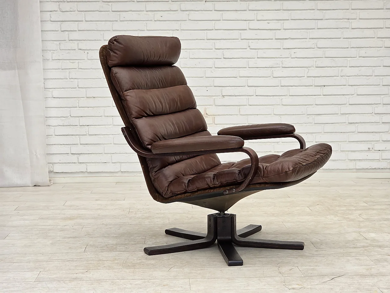 Anni '70, poltrona girevole danese di Georg Thams, pelle marrone per arredamento. 1