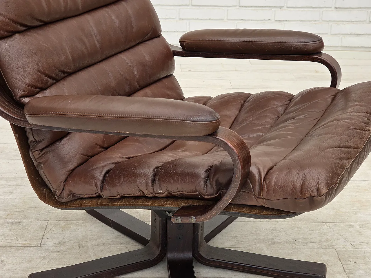 Anni '70, poltrona girevole danese di Georg Thams, pelle marrone per arredamento. 2
