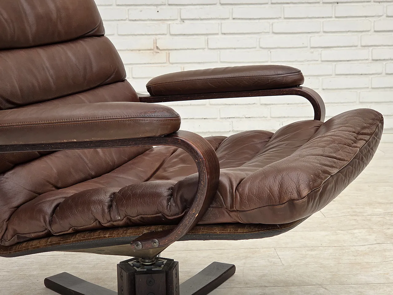 Anni '70, poltrona girevole danese di Georg Thams, pelle marrone per arredamento. 5