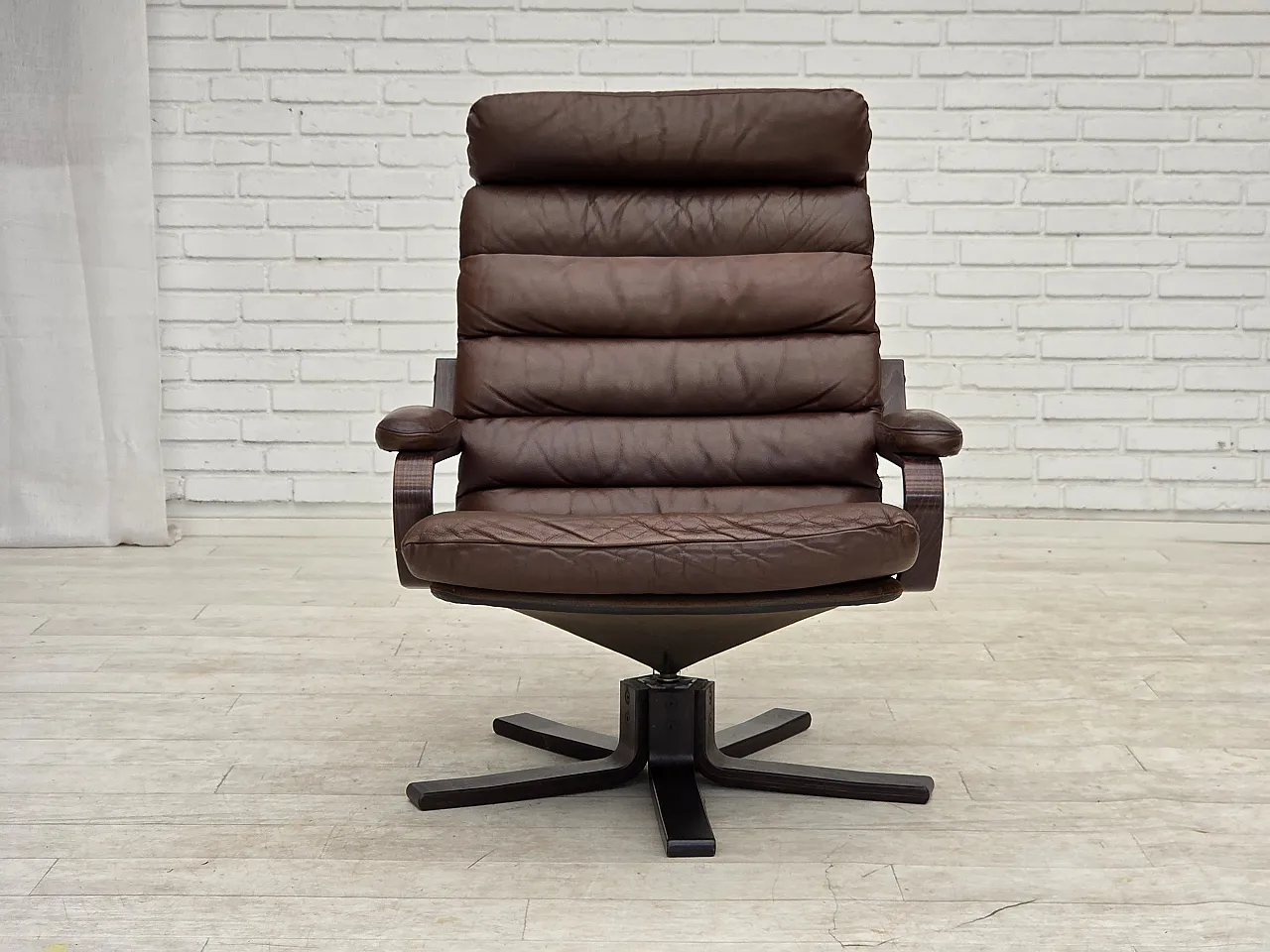 Anni '70, poltrona girevole danese di Georg Thams, pelle marrone per arredamento. 6