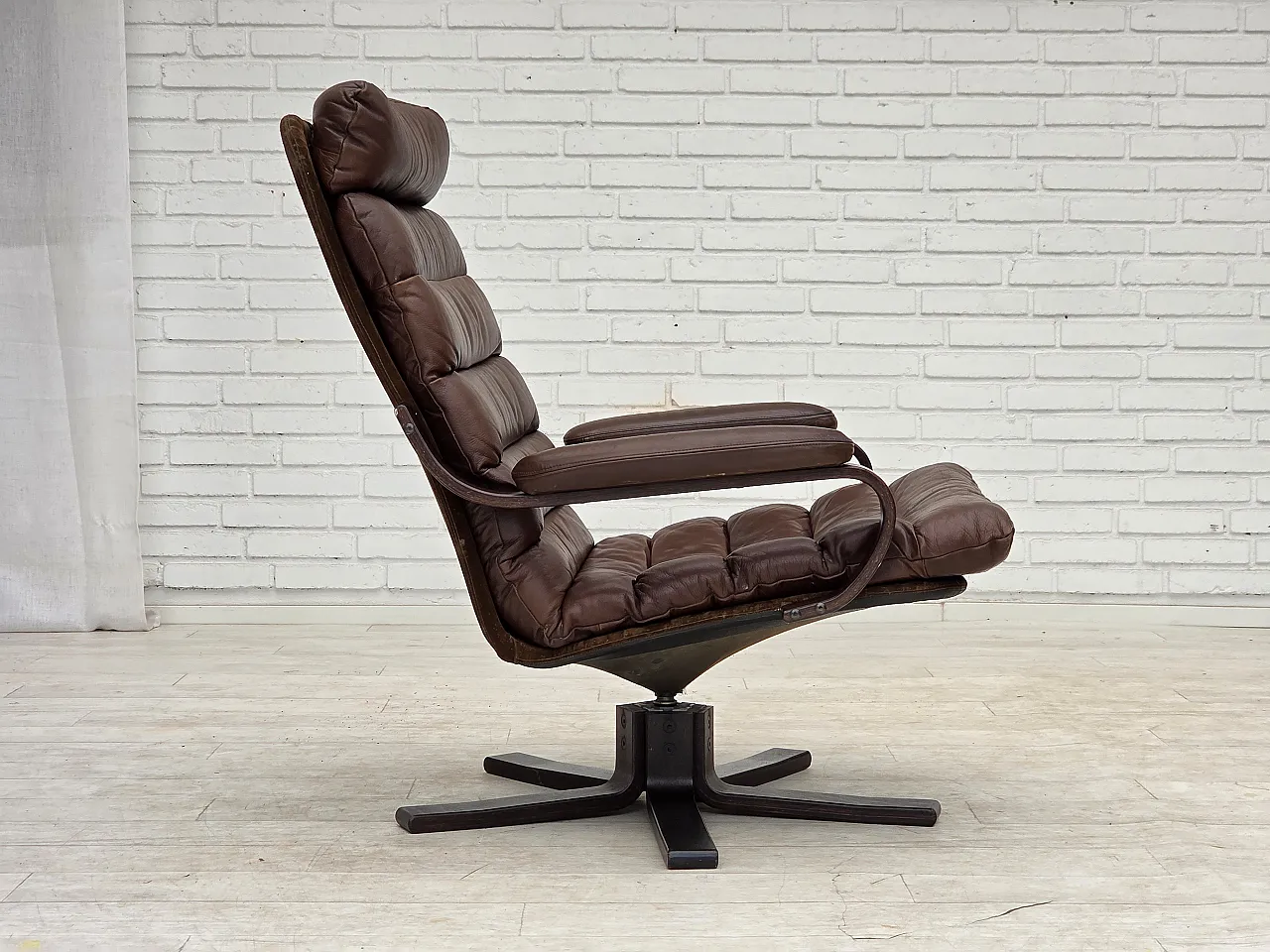 Anni '70, poltrona girevole danese di Georg Thams, pelle marrone per arredamento. 8