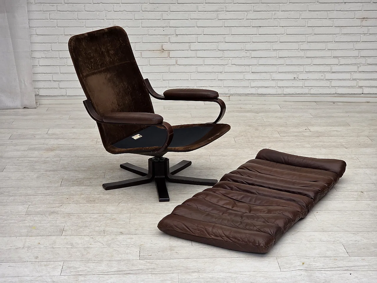 Anni '70, poltrona girevole danese di Georg Thams, pelle marrone per arredamento. 9