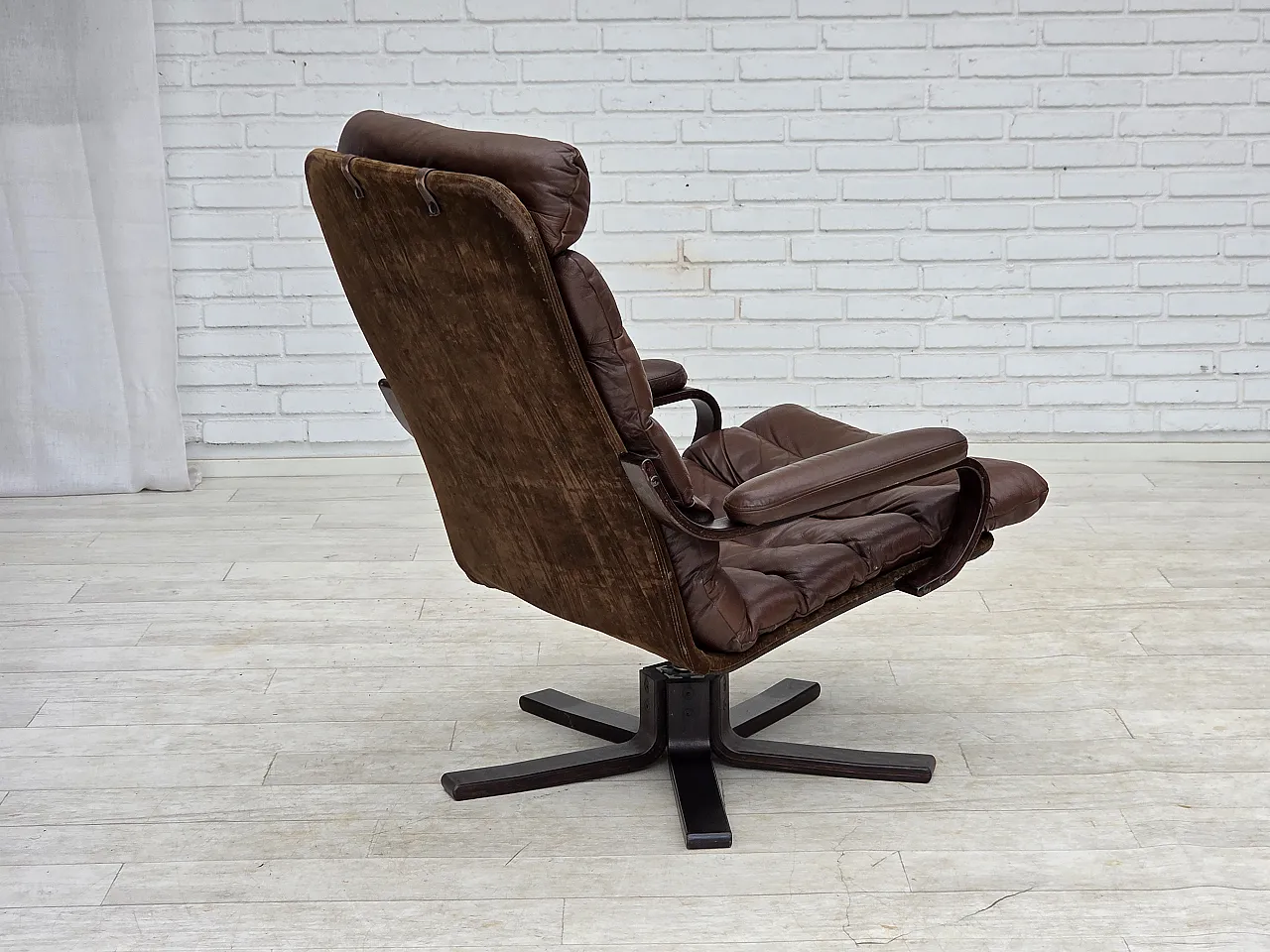 Anni '70, poltrona girevole danese di Georg Thams, pelle marrone per arredamento. 11