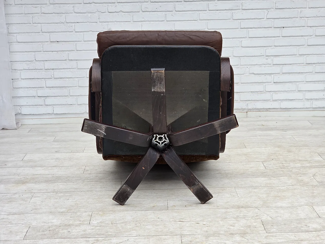 Anni '70, poltrona girevole danese di Georg Thams, pelle marrone per arredamento. 19
