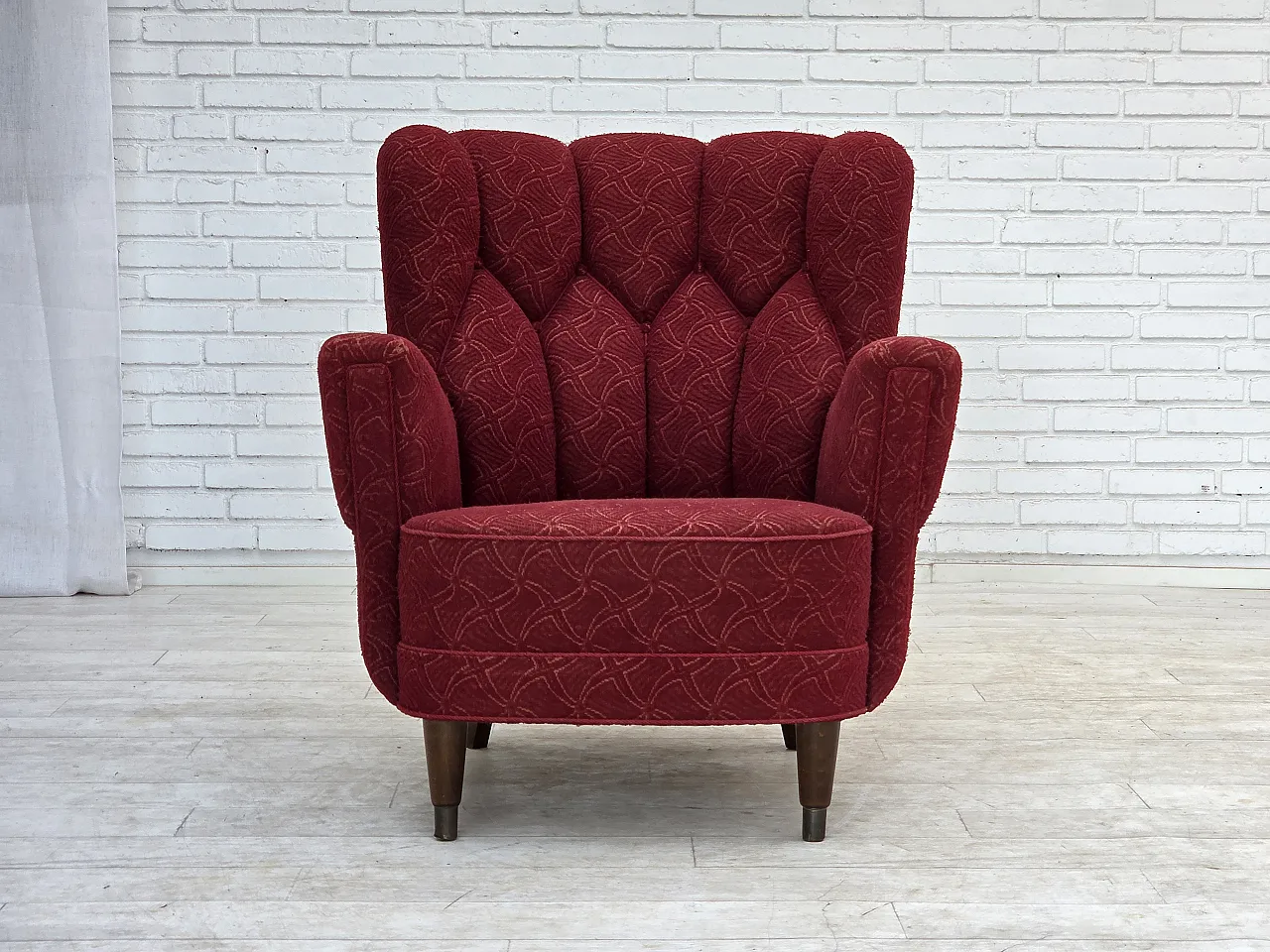 Anni '60, poltrona danese, tessuto originale d'arredo rosso. 1