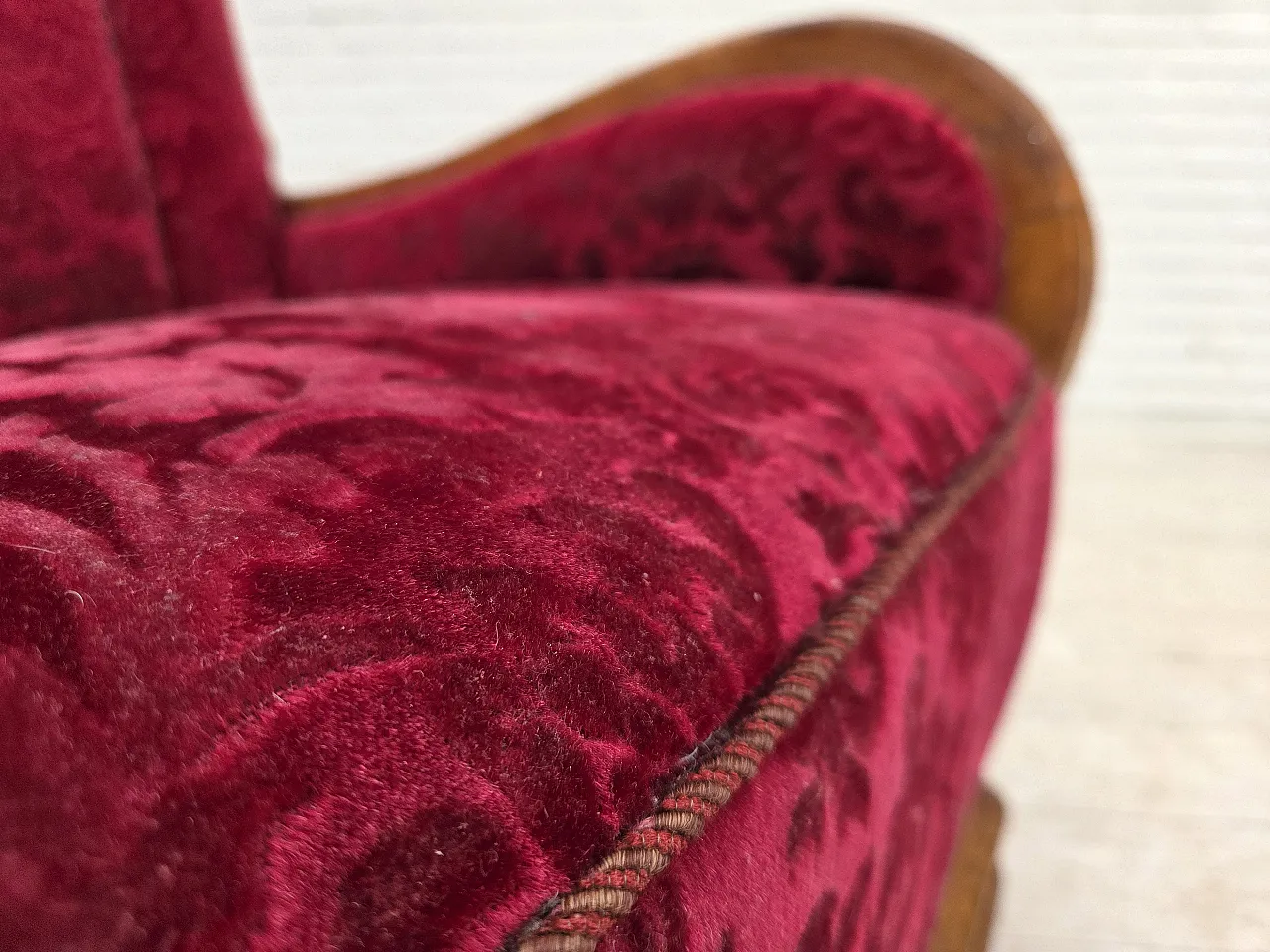 Anni '50, poltrona relax danese, velluto rosso, legno di quercia. 5