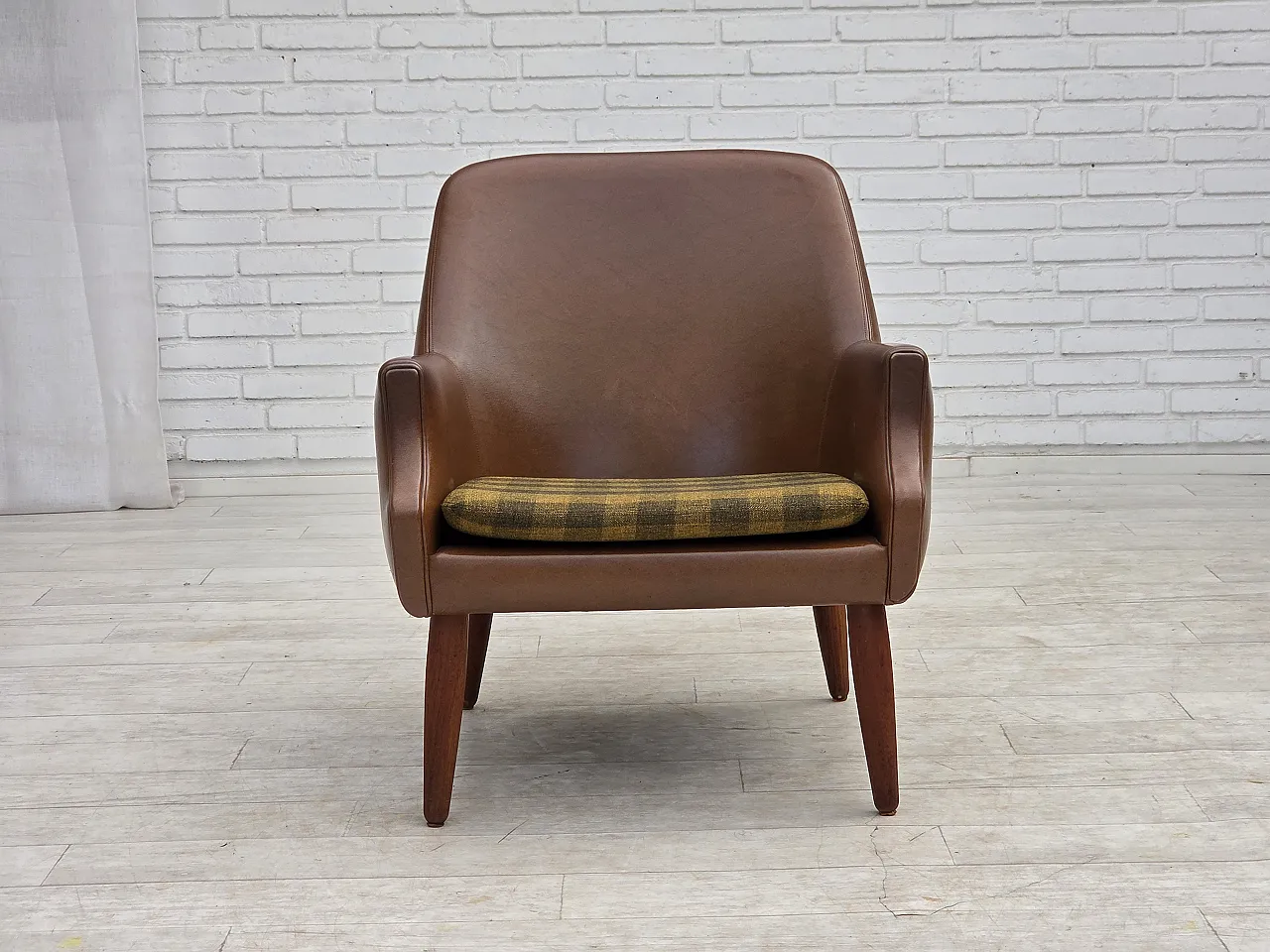 Anni '70, poltrona danese, pelle artificiale, gambe in legno di teak. 1