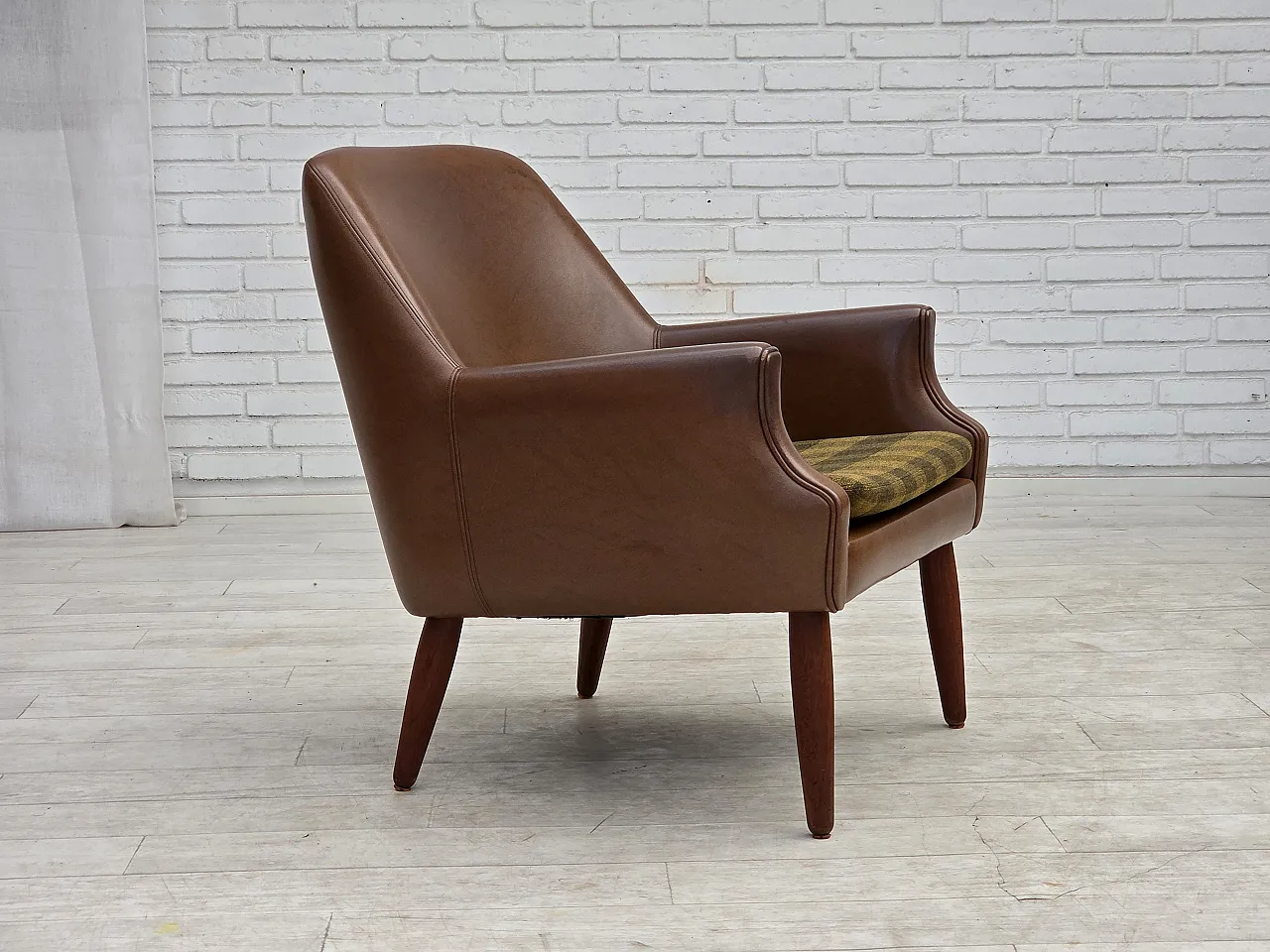 Anni '70, poltrona danese, pelle artificiale, gambe in legno di teak. 2
