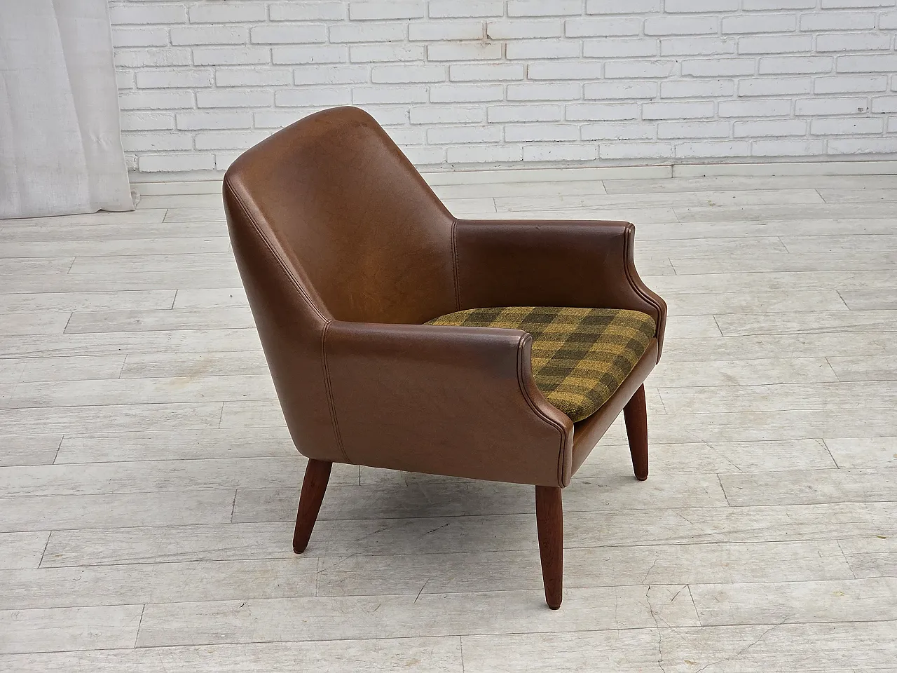 Anni '70, poltrona danese, pelle artificiale, gambe in legno di teak. 3