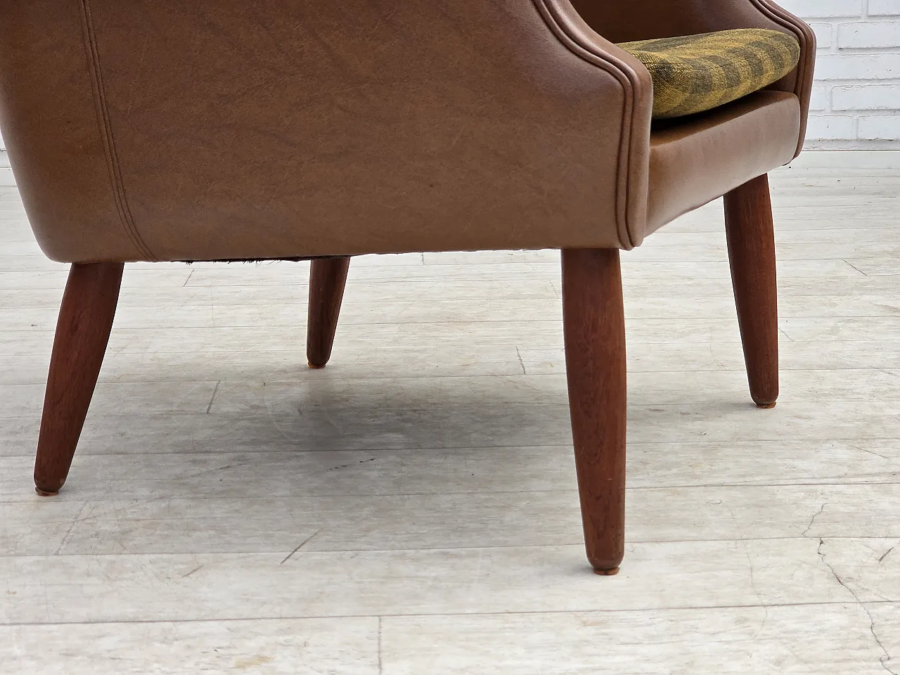 Anni '70, poltrona danese, pelle artificiale, gambe in legno di teak. 4