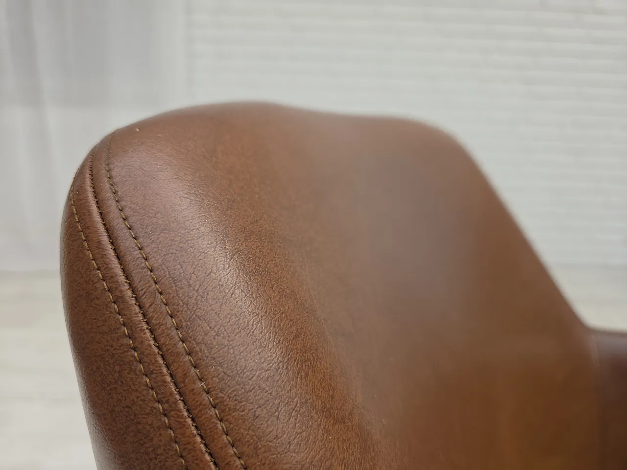 Anni '70, poltrona danese, pelle artificiale, gambe in legno di teak. 6