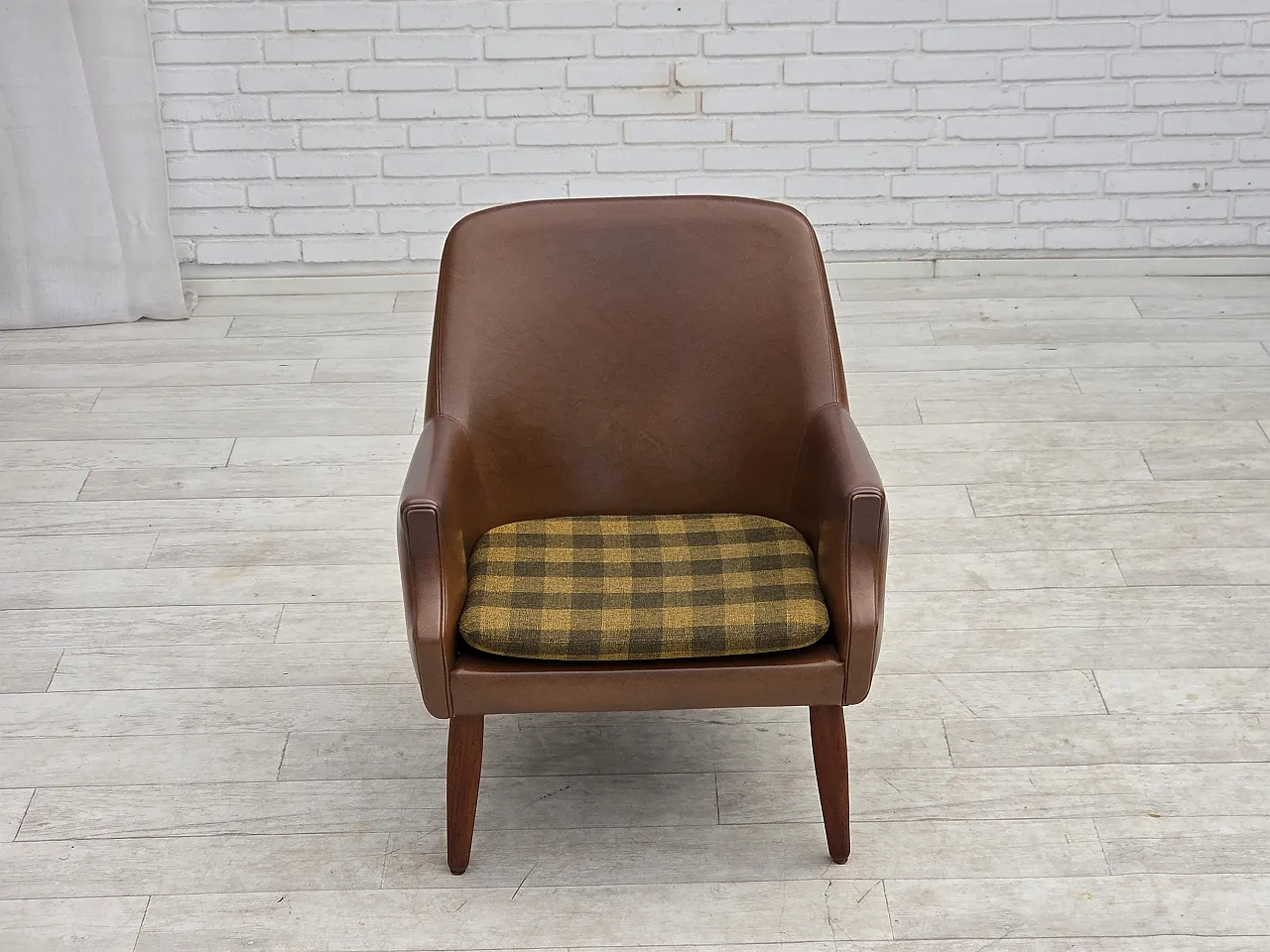 Anni '70, poltrona danese, pelle artificiale, gambe in legno di teak. 8