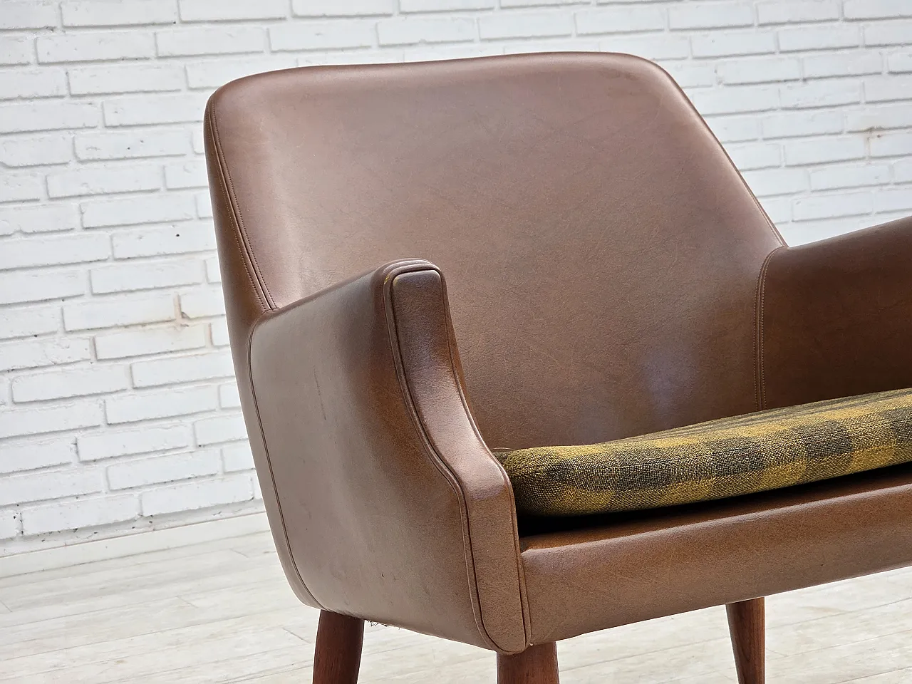 Anni '70, poltrona danese, pelle artificiale, gambe in legno di teak. 9