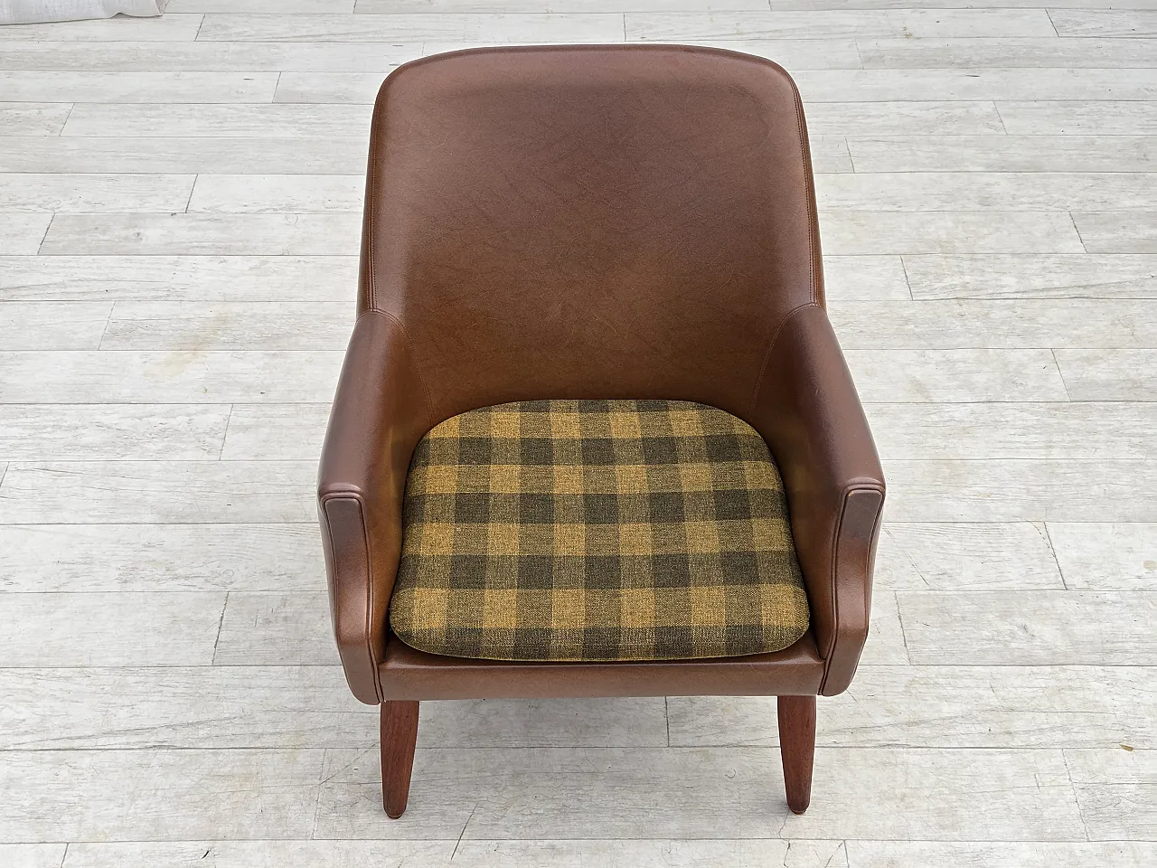 Anni '70, poltrona danese, pelle artificiale, gambe in legno di teak. 10
